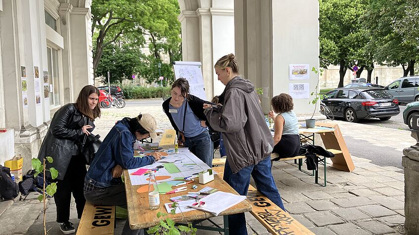 Foto vor dem Eingang des Instituts für Soziologie bei dem Co-Creation-Workshop für die Planung einer Grätzloase.