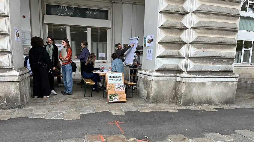 Foto vor dem Eingang des Instituts für Soziologie bei dem Co-Creation-Workshop für die Planung einer Grätzloase.