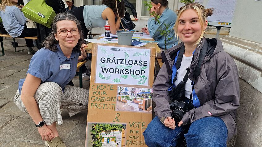 Foto vor dem Eingang des Instituts für Soziologie bei dem Co-Creation-Workshop für die Planung einer Grätzloase. 