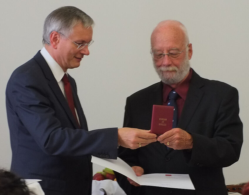Ehrenkreuzverleihung Juli 2016: Sozialminister A. Stöger mit Prof. i. R. A. Amann. Foto: A. Wanka