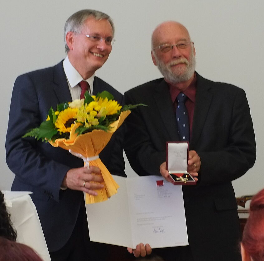 Ehrenkreuzverleihung Juli 2016: Sozialminister A. Stöger mit Prof. i. R. A. Amann. Foto: A. Wanka