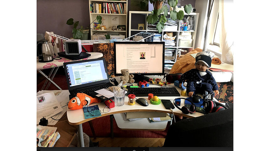 Workingdesk with Toys and clothes