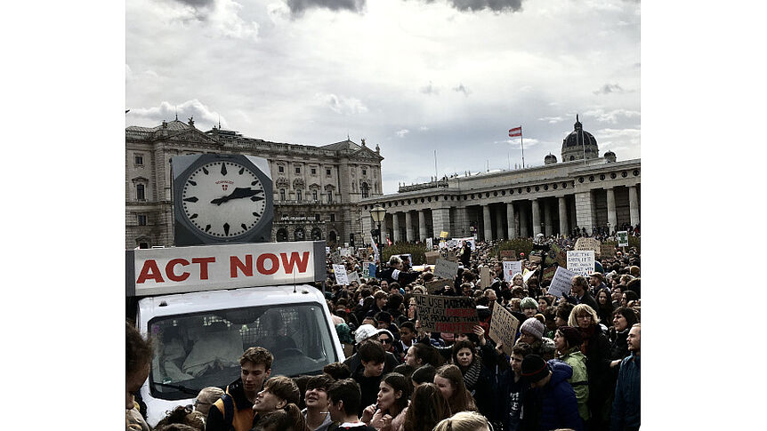 Demonstration am Heldenplatz und Auto mit Banner