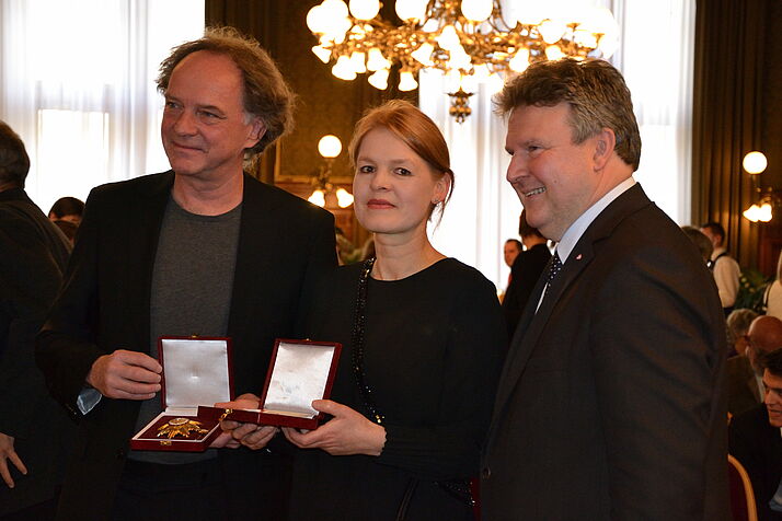 Ehrenzeichenverleihung 27.10.2016: Prof. C. Reinprecht, Mag. S. Breuss, Stadtrat M. Ludwig. Foto: D. Lipp