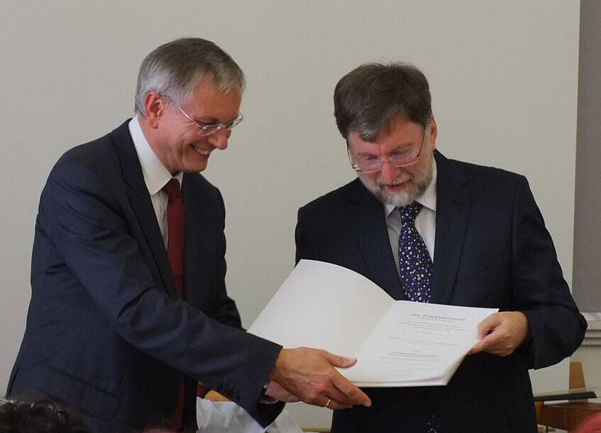 Ehrenkreuzverleihung Juli 2016: Sozialminister A. Stöger mit Prof. F. Kolland. Foto: A. Wanka