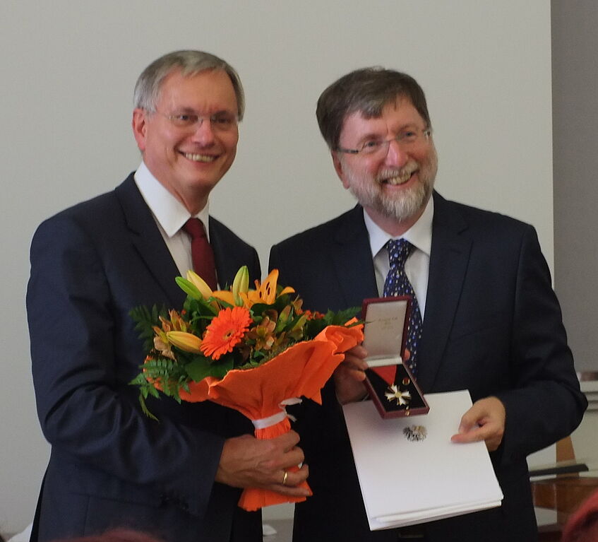 Ehrenkreuzverleihung Juli 2016: Sozialminister A. Stöger mit Prof. F. Kolland. Foto: A. Wanka