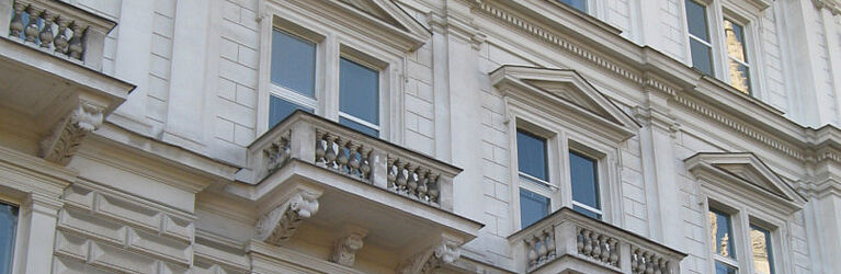 Gebäude des Instituts für Soziologie, Auschnitt mit zwei Balkonen, Universität Wien, Rooseveltplatz 2, 1090 Wien