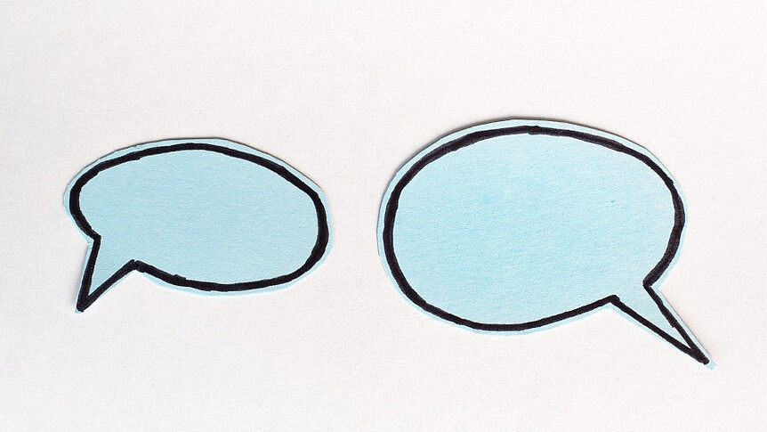 Zwei hellblaue Sprechblasen auf weißem Hintergrund