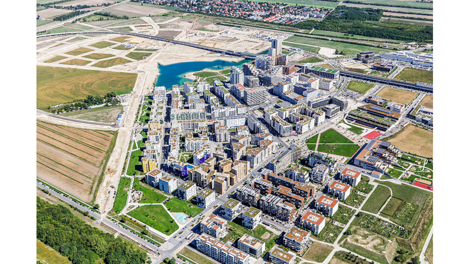 Seestadt aus der Vogelperspektive fotografiert