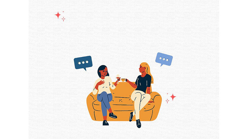 Zwei Personen die auf der Couch sitzen und sich unterhalten