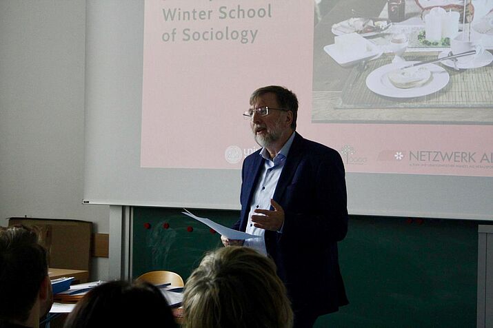 Marie Jahoda Winter School of Sociology, November 1-3, 2018. Prof. Kolland spricht im Seminarraum