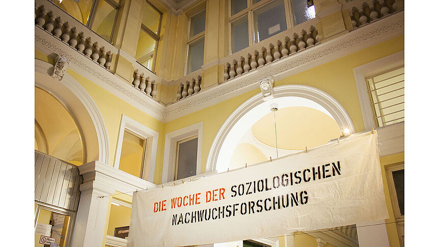 Banner der soziologischen Nachwuchsforschung im Foyer des Instituts