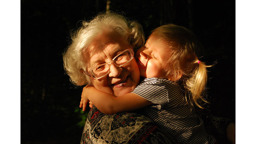 Kleinkind das Oma umarmt