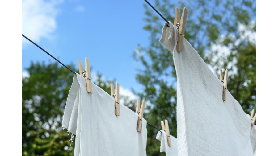 weiße Wäsche an der Wäscheleine als Zeichen für Hausarbeit